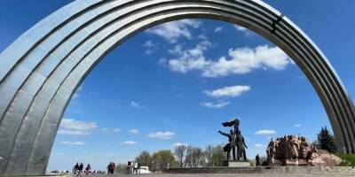 В Киеве переименуют Арку дружбы народов, а бронзовую скульптуру рабочих под ней демонтируют на этой неделе — Кличко