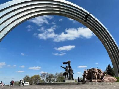 В Киеве демонтируют скульптуру рабочих под Аркой дружбы народов. Саму арку переименуют