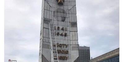 С обелиска на площади Победы в Киеве убрали два изображения Ленина