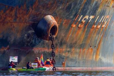В Норвегии активисты Greenpeace заблокировали путь российскому танкеру с нефтью
