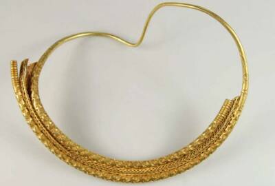 В Дании обнаружено единственное в своем роде золотое кольцо на шею 400-550 гг. н.э. (Фото)
