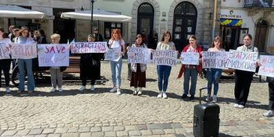 Услышьте и спасите Мариуполь. Родственники и друзья защитников города вышли на мирную акцию во Львове