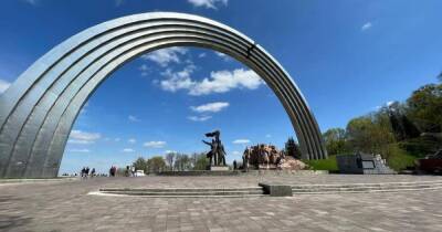 В Киеве уберут статую, символизирующую "воссоединение" Украины и России (фото)