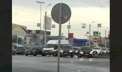В Тюмени на улице Алебашевской произошло ДТП с участием микроавтобуса