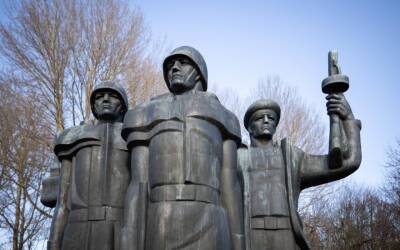 В Литве начали демонтировать памятники советским военным