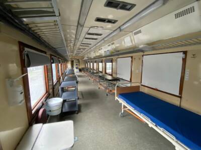 В Украине начал курсировать эвакуационный поезд-минигоспиталь (фото)