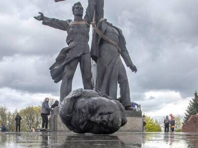 В Киеве начали демонтаж скульптуры под Аркой дружбы народов, голова "российского рабочего" отпала. Видео, фото