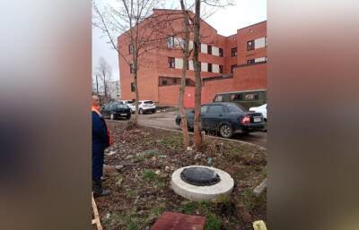 В Бологое Тверской области открытый люк закрыли после падения в него подростка