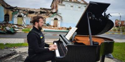 В честь города героев. Известный пианист Дариус Мажинтас выступил перед разрушенным Домом культуры в Ирпене
