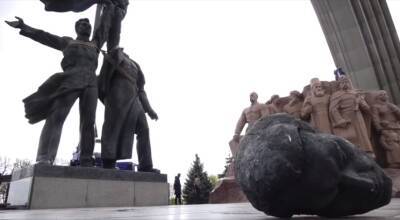 В Киеве не без труда демонтировали памятник "воссоединению" Украины и РФ: в процессе "россиянину" оторвало голову