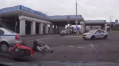 В Минске мотоциклист уходил от погони и врезался в автомобиль ГАИ. Возбуждено более 10 административных дел