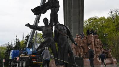 В Киеве демонтировали символ украинско-российской дружбы