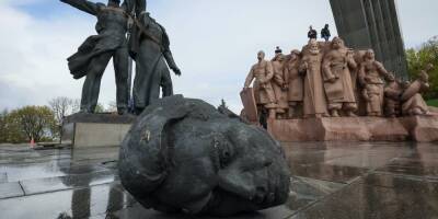 Потерял голову. В Киеве снесли советский монумент «воссоединения России и Украины» — фото недели