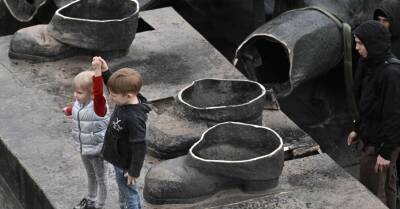 ФОТО, ВИДЕО: В Киеве демонтировали символ украинско-российской дружбы
