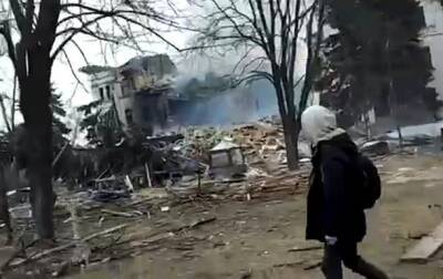 Появилось новое видео первых минут после бомбардировки театра в Мариуполе