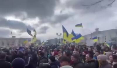 "Русский мир" со слезоточивым газом: в Херсоне люди вышли на митинг против псевдореферендума