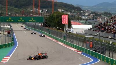 Формула 1 обсудила c командами замену Гран При России – пока безуспешно