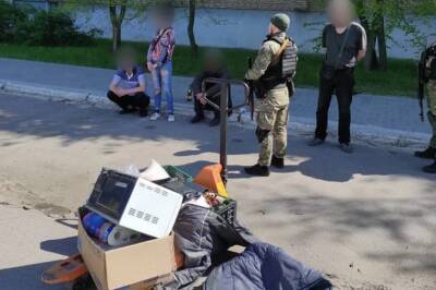 В центре Северодонецка поймали мародеров, которые среди белого дня перемещали краденные вещи и алкоголь