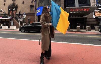 Солистка KAZKA вышла на митинг в Нью-Йорке в поддержку Украины