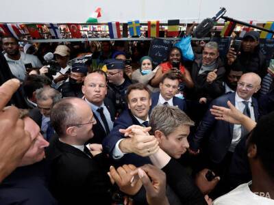 Эммануэль Макрон - Марин Ле-Пен - Emmanuel Macron - Макрона закидали помидорами под крики на русском во время его первого публичного выхода после выборов. Видео - gordonua.com - Украина - Франция