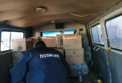 На трассе в Тверской области экипаж ДПС задержал подозреваемых в краже товара из большегруза