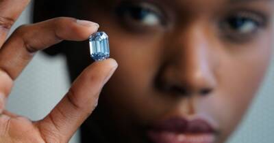 Уникальный голубой бриллиант De Beers ушел с молотка почти за $50 млн (видео)