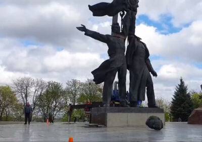 «Не обошлось без символизма»: во время демонтажа памятника у российского рабочего отвалилась голова. ФОТО
