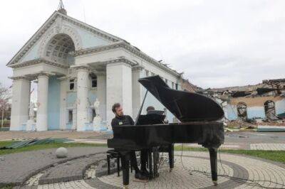 Знаменитый литовский пианист выступил с концертом возле разрушенного дома культуры в Ирпене. ФОТО
