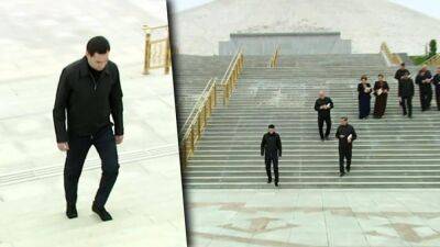 С.Бердымухамедов оценил «комфортные ступеньки» у строящегося памятника Махтумкули