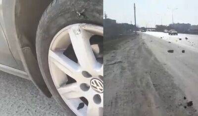 В Тюмени на объездной дороге из самосвала упали блоки, у Volkswagen пробило колесо