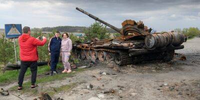 «Идеальный снимок для Instagram». Подбитые российские танки стали новой украинской придорожной достопримечательностью — WP