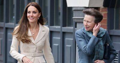 Кейт Миддлтон вместе с принцессой Анной посетили королевский колледж акушерок
