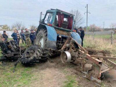 В Киевской области на противотанковой мине подорвался трактор