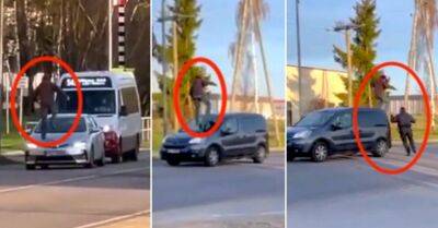 ВИДЕО: В Валдлаучи мужчина гулял по дороге и запрыгивал на машины