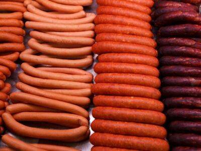 РБК: В России увидели риски сокращения ассортимента сосисок и колбасы