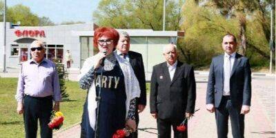Думала, что переводится «партия». Депутат от Единой России пришла почтить память чернобыльцев в платье с надписью Party