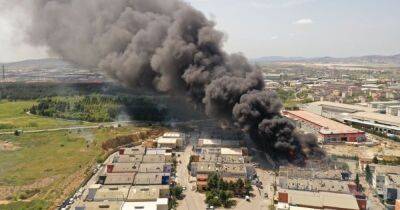 Три человека погибли при взрыве на заводе по производству красок в Стамбуле (видео)