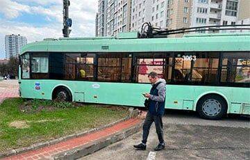 В Минске троллейбус вылетел на тротуар: подрезало такси