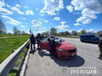 Харьковские полицейские остановили красный BMW с патронами и гранатой (фото)