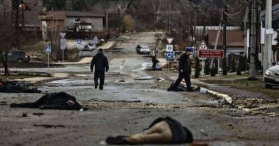 Братская могила и тела убитых на дорогах. Что оставили после себя военные РФ в Буче (фото, видео)