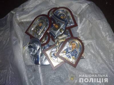 Мародер вынес из разрушенного ювелирного магазина в центре Харькова 14 икон