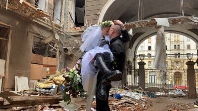 Харьковские волонтёры отмечают свадьбу в центре города (фоторепортаж)
