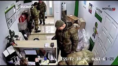 Появилось видео, как российские оккупанты отправляют домой добро, награбленное в Украине