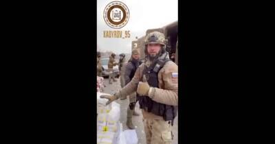 Кадыровцы выдали в Мариуполе гуманитарку с украинскими продуктами (видео)