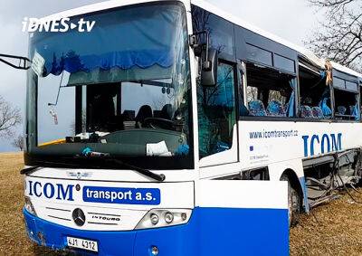 В Чехии школьный автобус врезался в дерево: 16 пострадавших