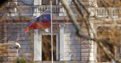 Российские консульства в Лиепае и Даугавпилсе прекратили прием посетителей