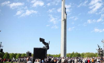 Четыре часа Рижская дума обсуждала и решила: памятник в парке Победы будет переименован