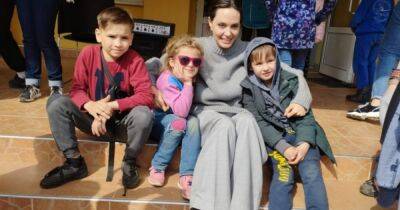 Во Львове Анджелина Джоли пообщалась с переселенцами и волонтерами, а также проведала детей (ФОТО)