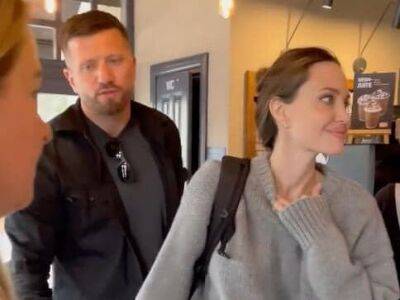Во время пребывания Анджелины Джоли во Львове прозвучала воздушная тревога. Актриса среагировала. Видео