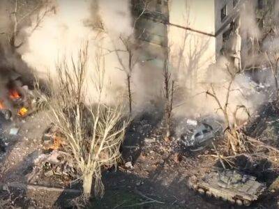Полк "Азов" показал, как российские оккупанты из танка в упор обстреливают жилой дом в Мариуполе. Видео
